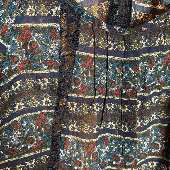 Wallflower Blue Floral Semi Sheer Lace Button Up Blouse Size XL - Picture 4 of 8